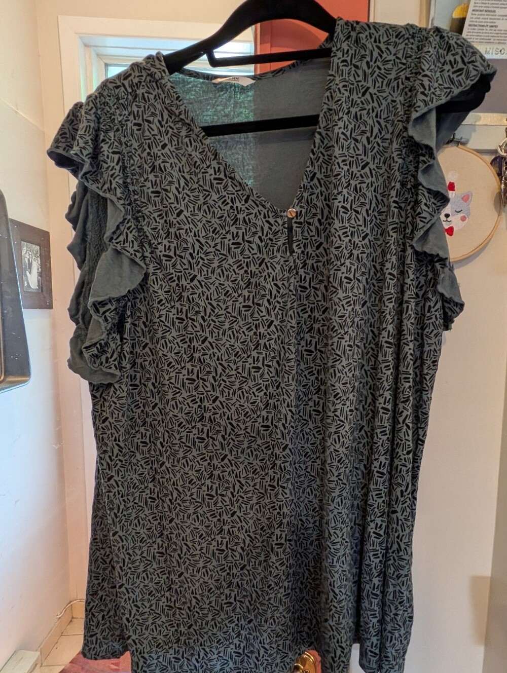 Women’s Printed Ruffle Sleeve V-Neck Top - Gray/Black Geometric Pattern 4XL